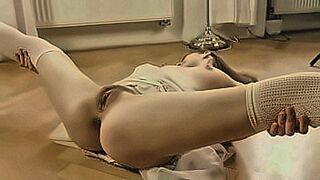 Pure Desire Ballet girl spreading legs and squats naked — | naked yoga | dances on your nerves