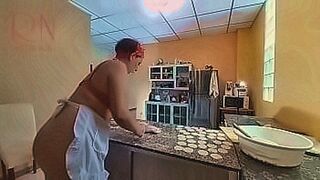 Red-Hot Premiere A naked housewife is preparing dinner in the kitchen. The depraved whimsical housekeeper works in the house without panties. — | طيز جميل | raises the temperature