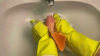 Must Watch hot housewife washes dildo after her pussy — | cachorro engatado na dona | goes full intensity