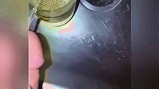 Explosive Drop Strong golden piss into a cup — | 黄色电影 | touches every nerve