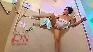 Trending Now An elegant lady looks at her reflection in the mirror. Babe rubs cosmetic massage lotion oil on her beautiful legs. Shaving legs,  washes her ass and pussy. — | オナニー オカズ | draws heat from tension