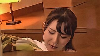 Limited Release https://bit.ly/3rO37OH　I can't stand the defenseless lower body in the bed and it's mischievous! A beautiful girl who seems to be an adult begins to writhe without making a voice so as not to be noticed by others ...![Part 4] — | 疑似手コキ | g