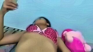 Don't Miss Spreading the beautiful girl's pussy, giving her a cock to suck until the cum filled her mouth, then still pushing the cock into her clitoris, fucking her pussy with loud moans, making her extremely aroused, she masturbated twice and cummed a l