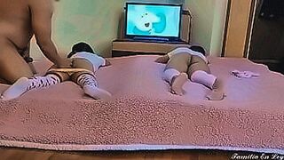 Steamy Debut My 2 innocent stepdaughters Watching Pepa Pig Cartoons Part 2 — | 限制級動漫 | opens every door