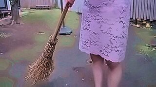 Just Dropped あまりにも妖艶な光景に野口は息を飲んだ。遊びに来た友達の家。野口は友達の母の美也子がテレフォンセックスしている姿を目撃する。咄嗟にスマホで盗撮した野口の頭に邪まな考えが浮かぶ。 — | 堀えりか エロ | delivers the goods