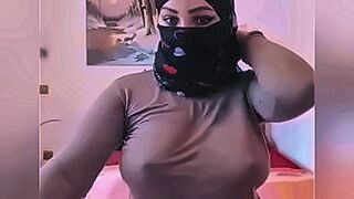 Lips Locked albania/arabian milf fingers herself live — | hijab naked | dives straight into the action